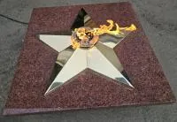 Плита из красного гранита (518205) монтаж комплект горелка ГВД 379 10 89 00 ПС вечный огонь звезда латунь ø 1100 мм. пустотелая  в Карабаше