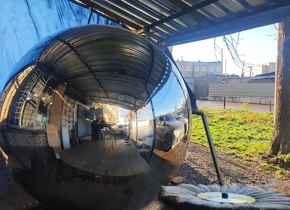 Зеркальный шар из нержавеющей стали - диаметр 2 метра Карабаш Зеркальный шар из нержавеющей стали - диаметр 2 метра Карабаш